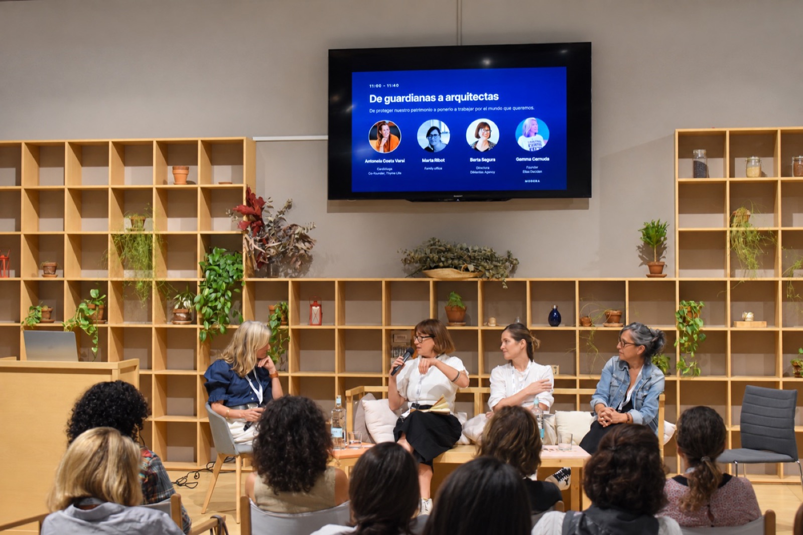 La mesa "De guardianas a arquitectas", con Antonela Costa Varsi, Marta Ribot y Berta Segura, moderada por Gemma Cernuda.